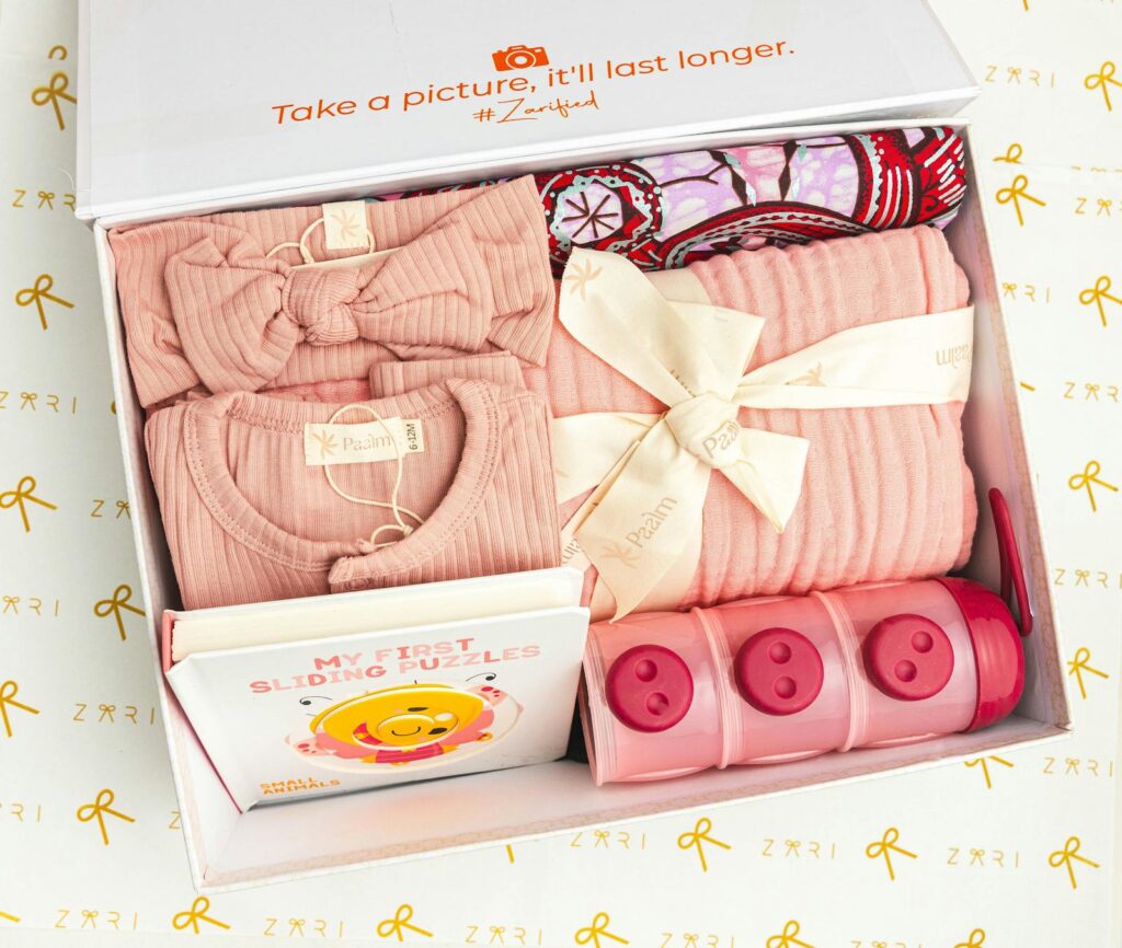 Kraamcadeau met babykleding en boekje